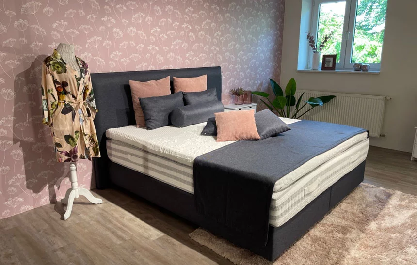 schlafzimmer-boxspringbett-schwarz-interliving-mmz